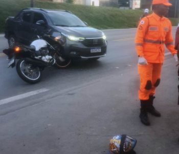 JOVEM FICA FERIDO EM COLISÃO ENTRE AUTOMÓVEL E MOTOCICLETA EM FORMIGA