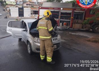 BOMBEIROS COMBATEM INCÊNDIO EM VEÍCULO NO CENTRO DE ARCOS