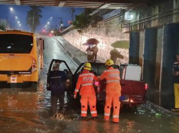 DOIS VEÍCULOS FICAM PRESOS NO ALAGAMENTO DA TRINCHEIRA DA AV. GOV. VALADARES EM ARCOS