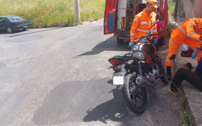 MOTOCICLISTA FICA FERIDO EM COLISÃO ENTRE MOTO E CARRO EM FORMIGA