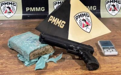 Cidadão é preso por tráfico de drogas em Arcos. Réplica de arma e maconha foram apreendidas
