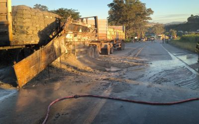 BOMBEIROS REALIZAM COMBATE A INCÊNDIO EM CARRETA NA BR-354 EM CAMPO BELO