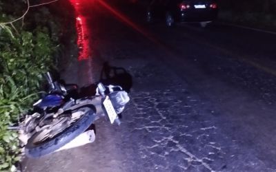 MOTOCICLISTA MORRE E TRÊS FICAM FERIDOS EM ACIDENTE ENTRE MOTO E CARRO EM SÃO SEBASTIÃO DO OESTE