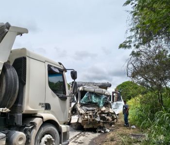 COLISÃO ENTRE CAMINHÕES NA RODOVIA MG-170 ENTRE ARCOS E LAGOA DA PRATA