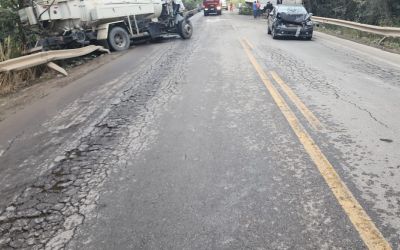 TRÊS VEÍCULOS SE ENVOLVEM EM ACIDENTE NA BR-354 ENTRE ARCOS E IGUATAMA