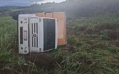 CAMINHÃO TOMBA NO TREVO DE FORMIGA