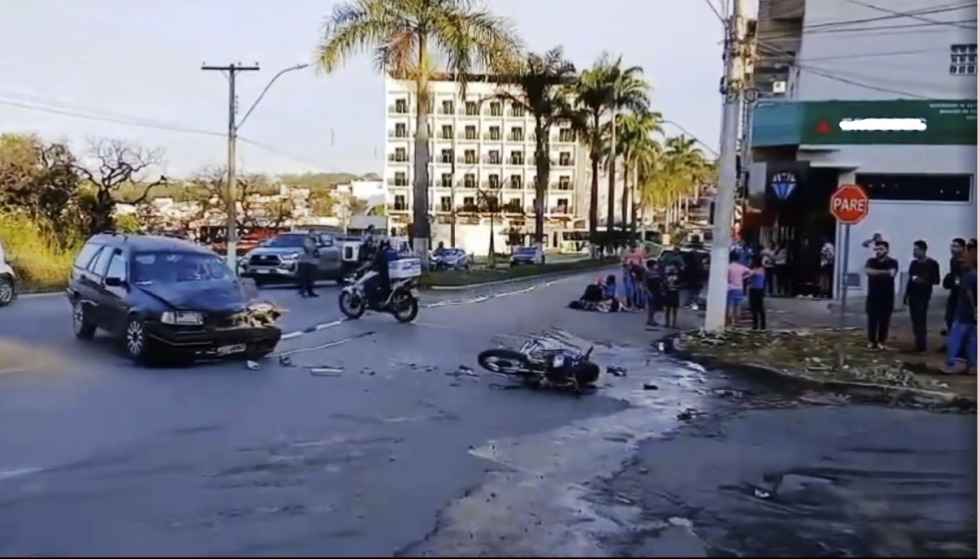 CASAL FICA FERIDO EM ACIDENTE DE TRÂNSITO NA AVENIDA MAGALHÃES PINTO EM ARCOS