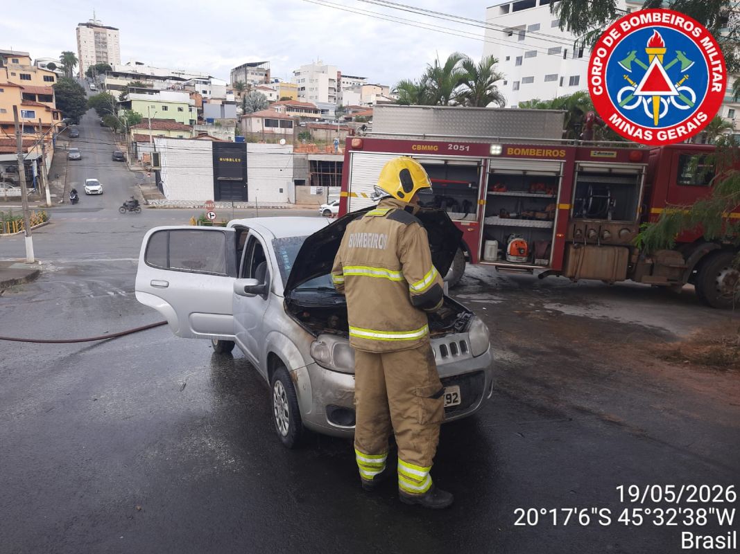 BOMBEIROS COMBATEM INCÊNDIO EM VEÍCULO NO CENTRO DE ARCOS