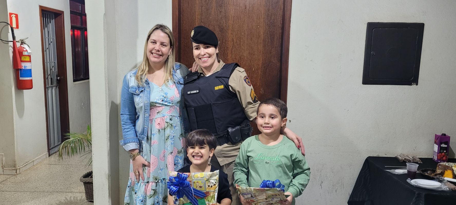 Crianças visitam quartel da Polícia Militar, em Arcos