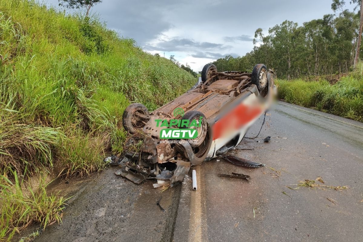 MOTORISTA FICA FERIDO APÓS CAMINHONETE CAPOTAR NA BR-354, EM BAMBUÍ