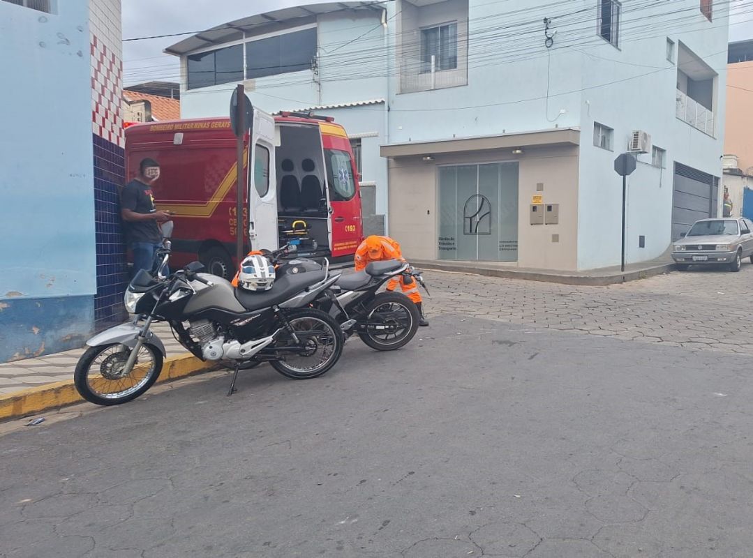 MOTOCICLISTA FICA FERIDO EM COLISÃO ENVOLVENDO MOTOCICLETAS NO BAIRRO OURO NEGRO EM FORMIGA