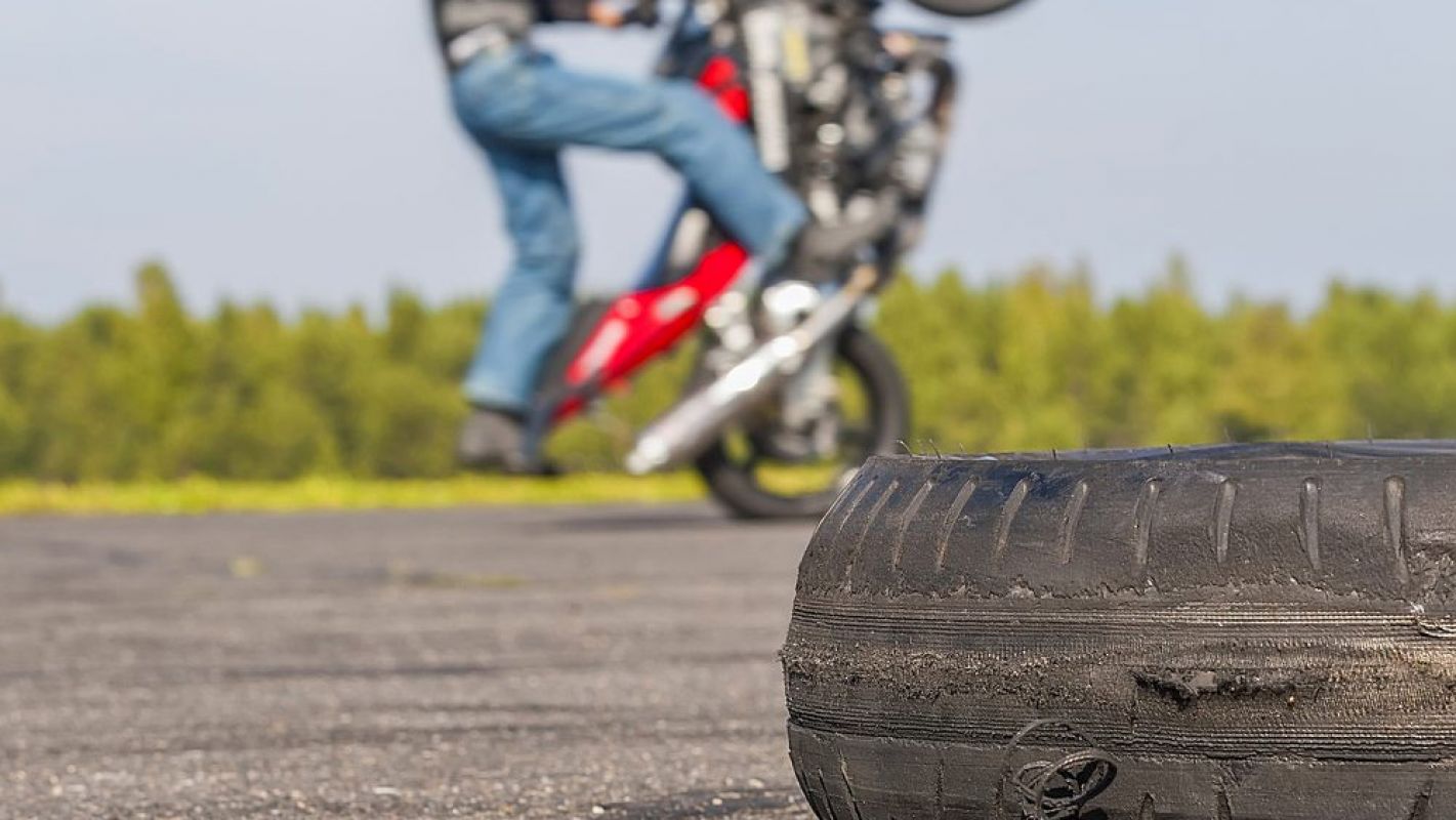 MOTOCICLISTA PRATICANDO DIREÇÃO PERIGOSA É IDENTIFICADO PELA PM NO DISTRITO INDUSTRIAL DE ARCOS