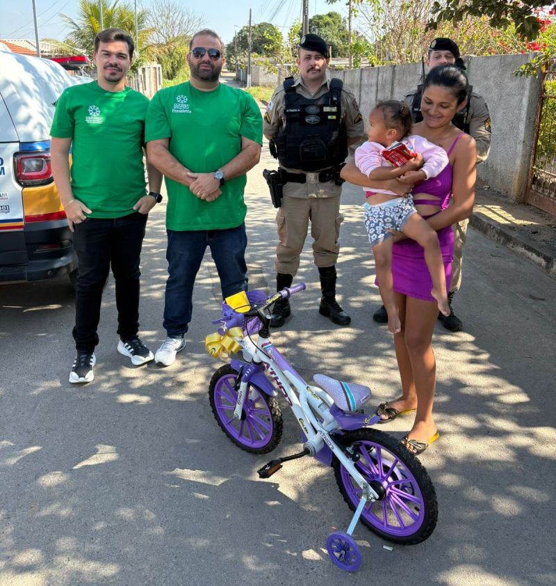 CRIANÇA DE DOIS ANOS RECEBE A VISITA DA POLÍCIA MILITAR E DOS MEMBROS DO CONSEP DE ARCOS NO DIA DE SEU ANIVERSÁRIO