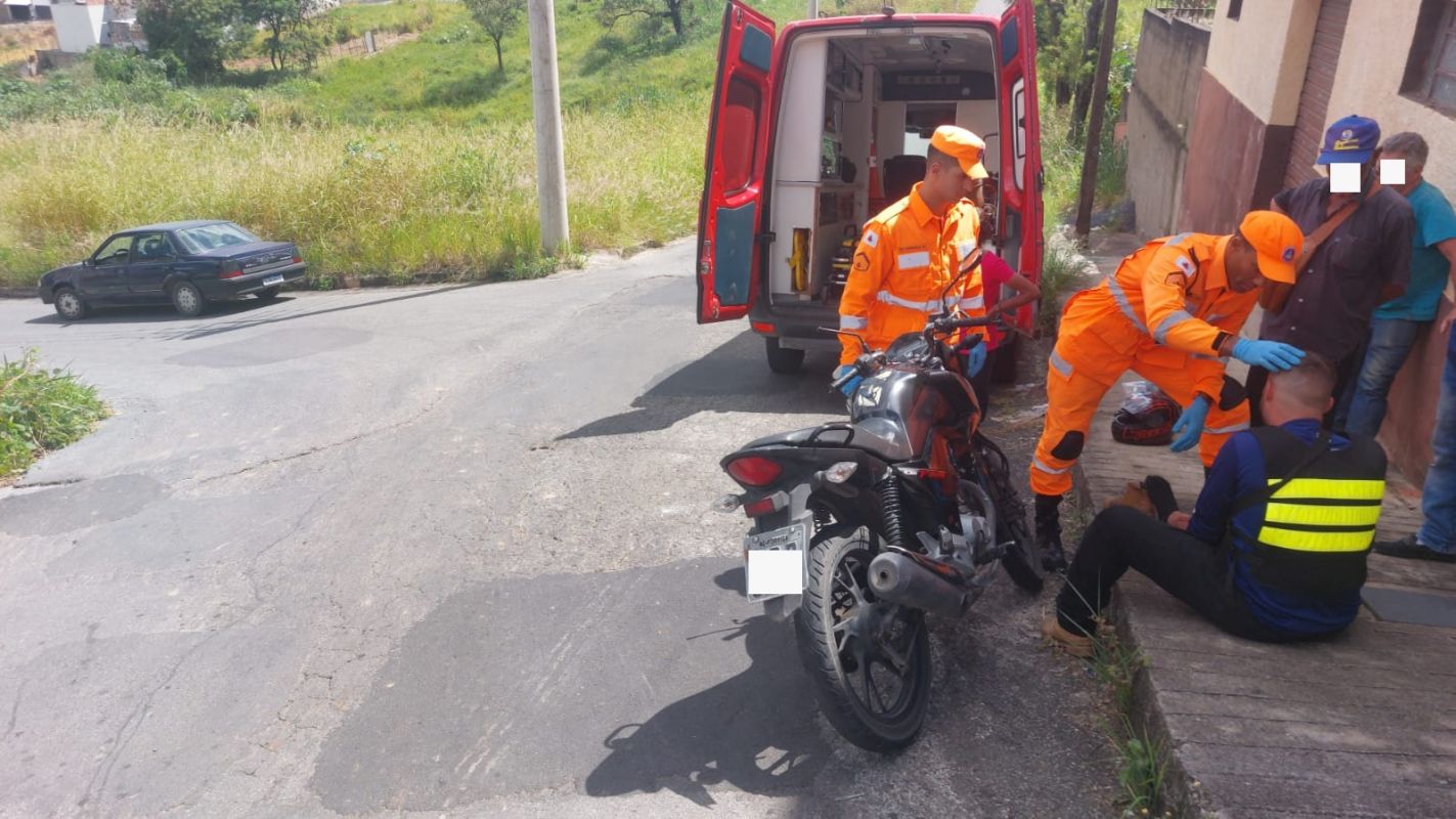 MOTOCICLISTA FICA FERIDO EM COLISÃO ENTRE MOTO E CARRO EM FORMIGA