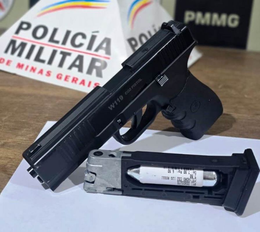    JOVEM É PRESO COM RÉPLICA DE ARMA DE FOGO EM ARCOS
