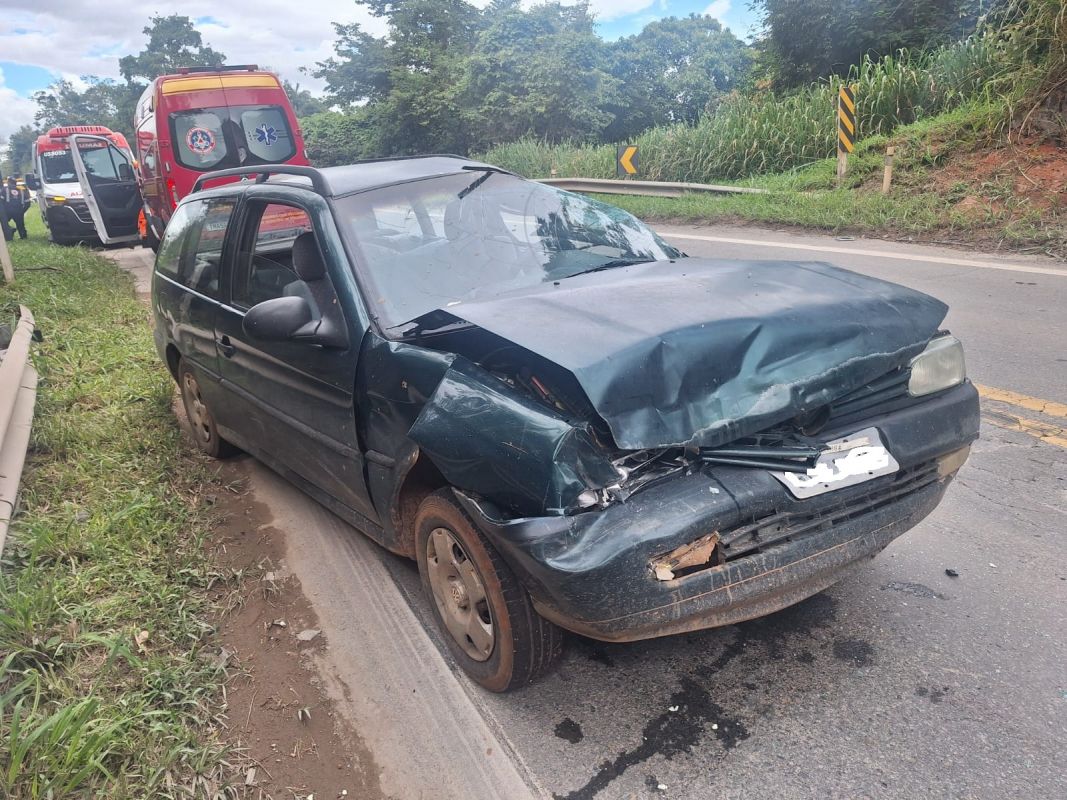 ACIDENTE ENVOLVENDO TRÊS VEÍCULOS NO VIADUTO DA MG-050 PRÓXIMO AO TREVÃO EM FORMIGA