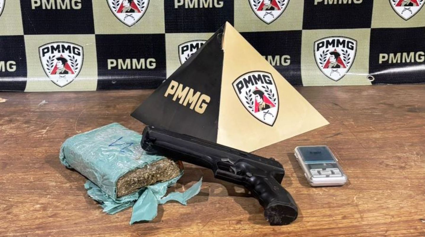 Cidadão é preso por tráfico de drogas em Arcos. Réplica de arma e maconha foram apreendidas