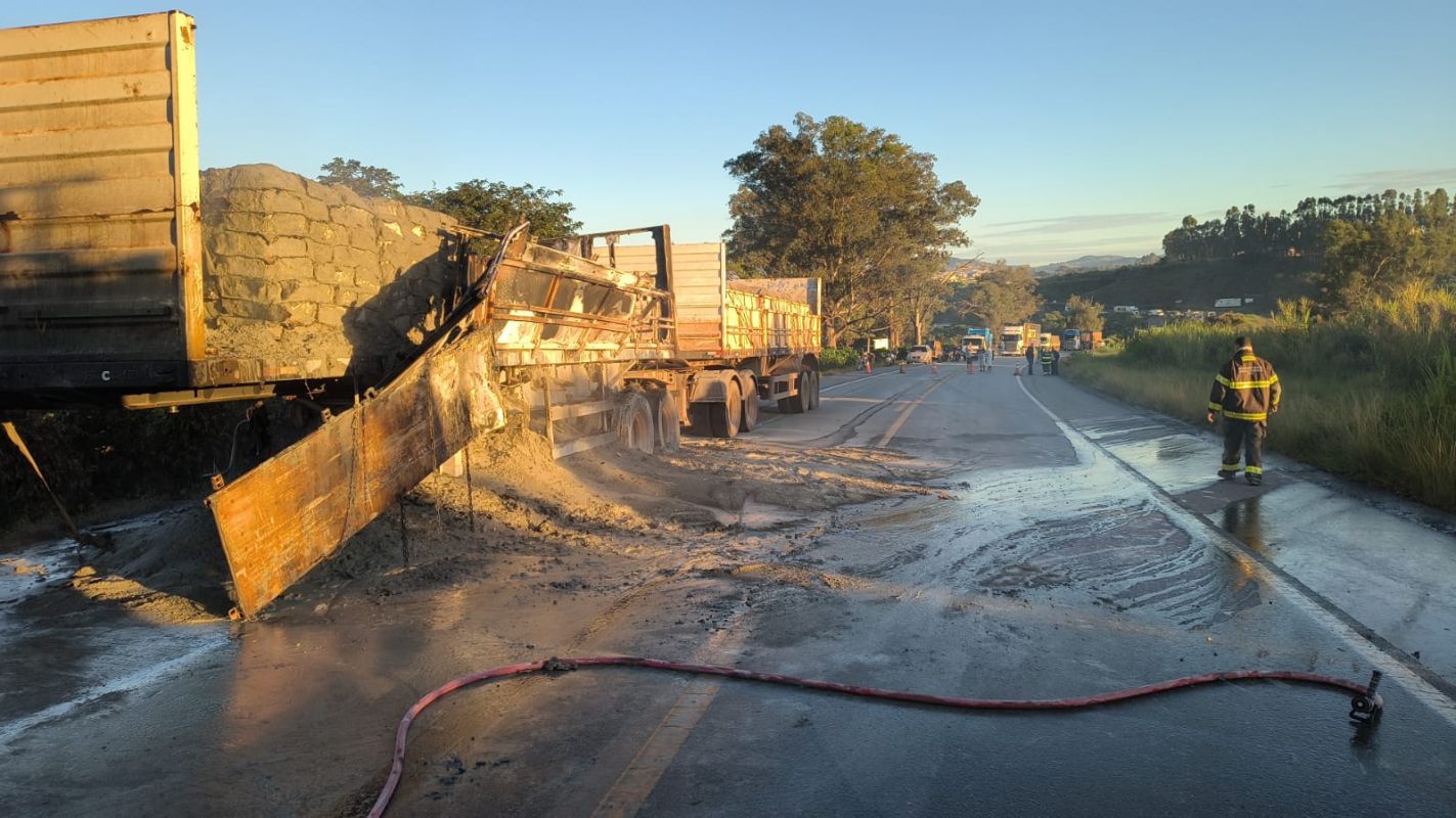BOMBEIROS REALIZAM COMBATE A INCÊNDIO EM CARRETA NA BR-354 EM CAMPO BELO