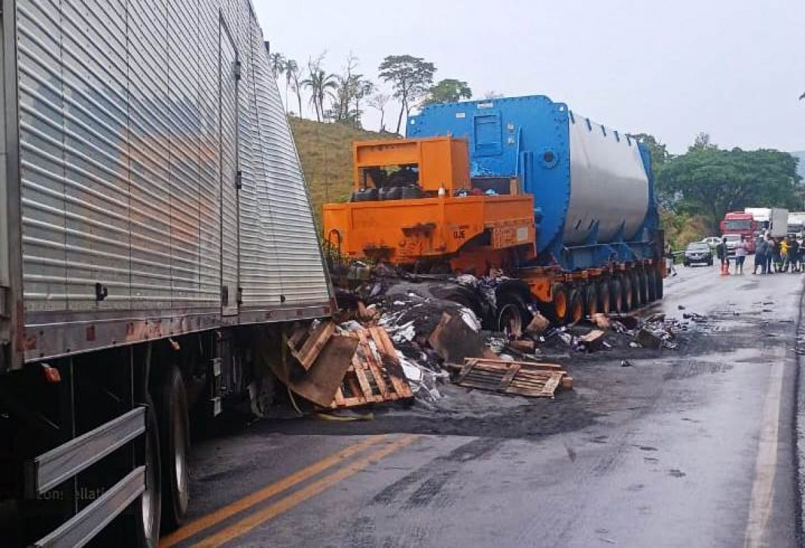 Motorista de caminhão morre ao bater de frente com carreta com carga superdimensionada na BR 354 - Formiga