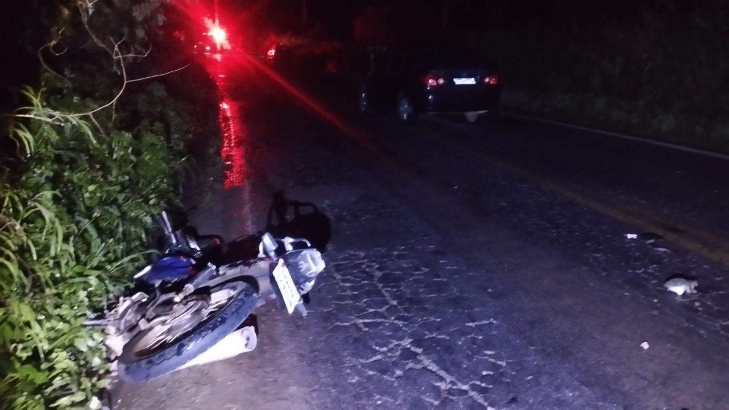 MOTOCICLISTA MORRE E TRÊS FICAM FERIDOS EM ACIDENTE ENTRE MOTO E CARRO EM SÃO SEBASTIÃO DO OESTE