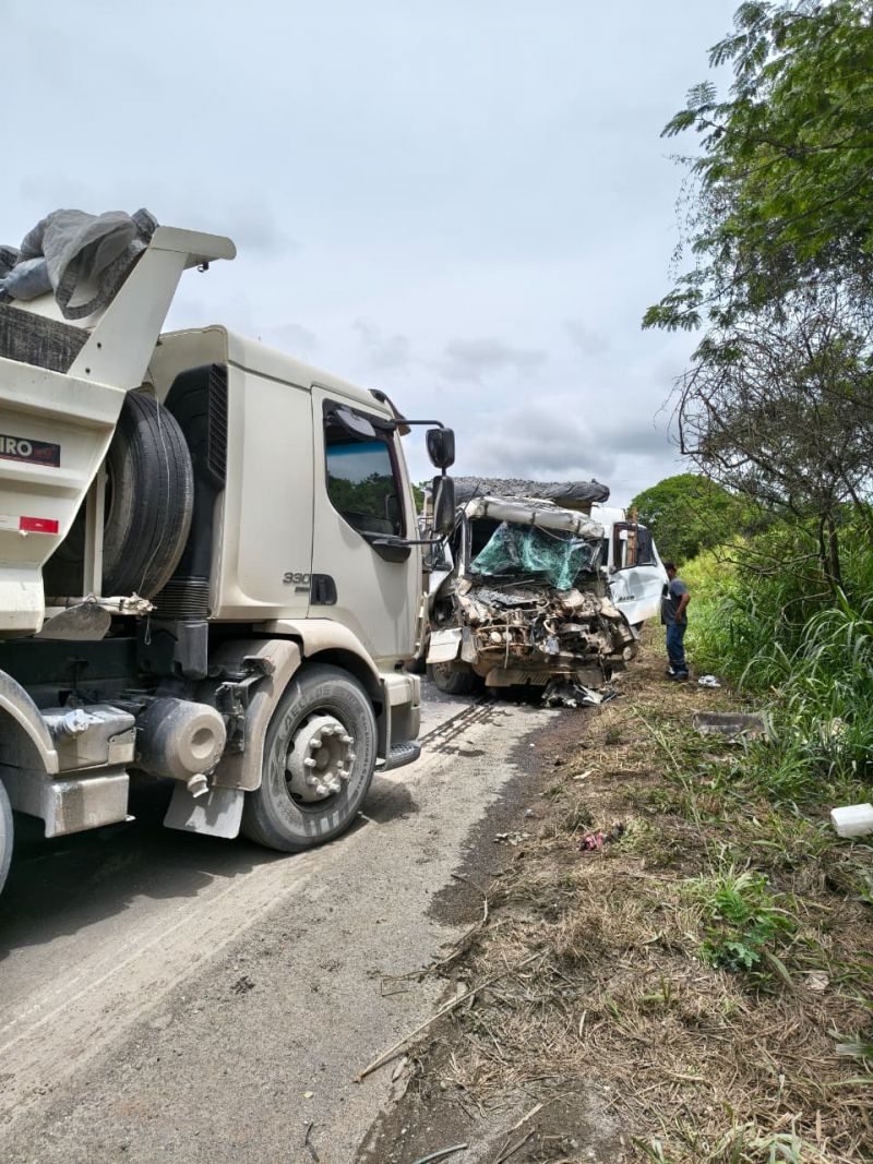 COLISÃO ENTRE CAMINHÕES NA RODOVIA MG-170 ENTRE ARCOS E LAGOA DA PRATA