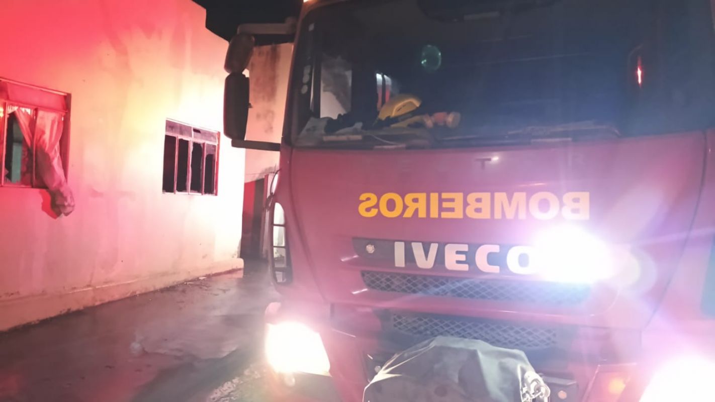 BOMBEIROS COMBATEM INCENDIO EM RESIDENCIA NO BAIRRO CALCITA EM ARCOS