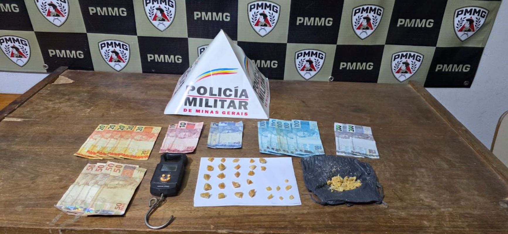 Polícia Militar apreende crack e dinheiro no bairro Brasília, em Arcos