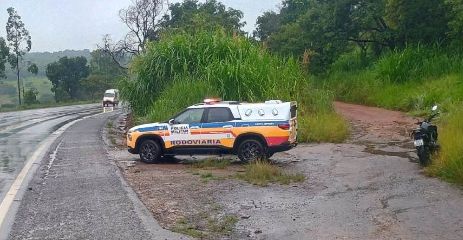 MOTOCICLISTA FICA FERIDO EM ACIDENTE NA BR-354 ENTRE ARCOS E FORMIGA