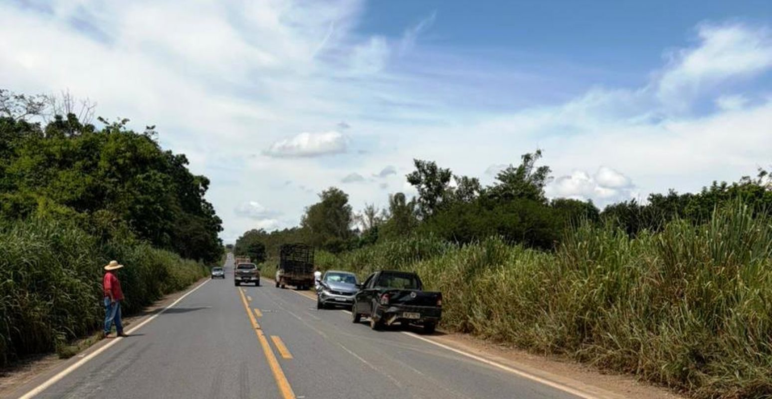 DOIS IDOSOS FICAM FERIDOS APÓS COLISÃO TRASEIRA ENTRE DOIS VEÍCULOS NA BR 354 EM BANBUÍ