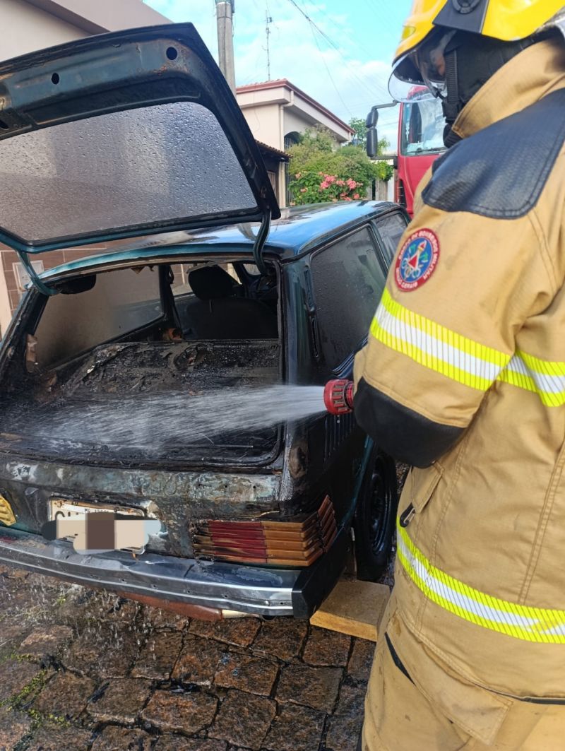 INCÊNDIO EM VEÍCULO AUTOMOTOR NO BAIRRO BRASÍLIA EM ARCOS