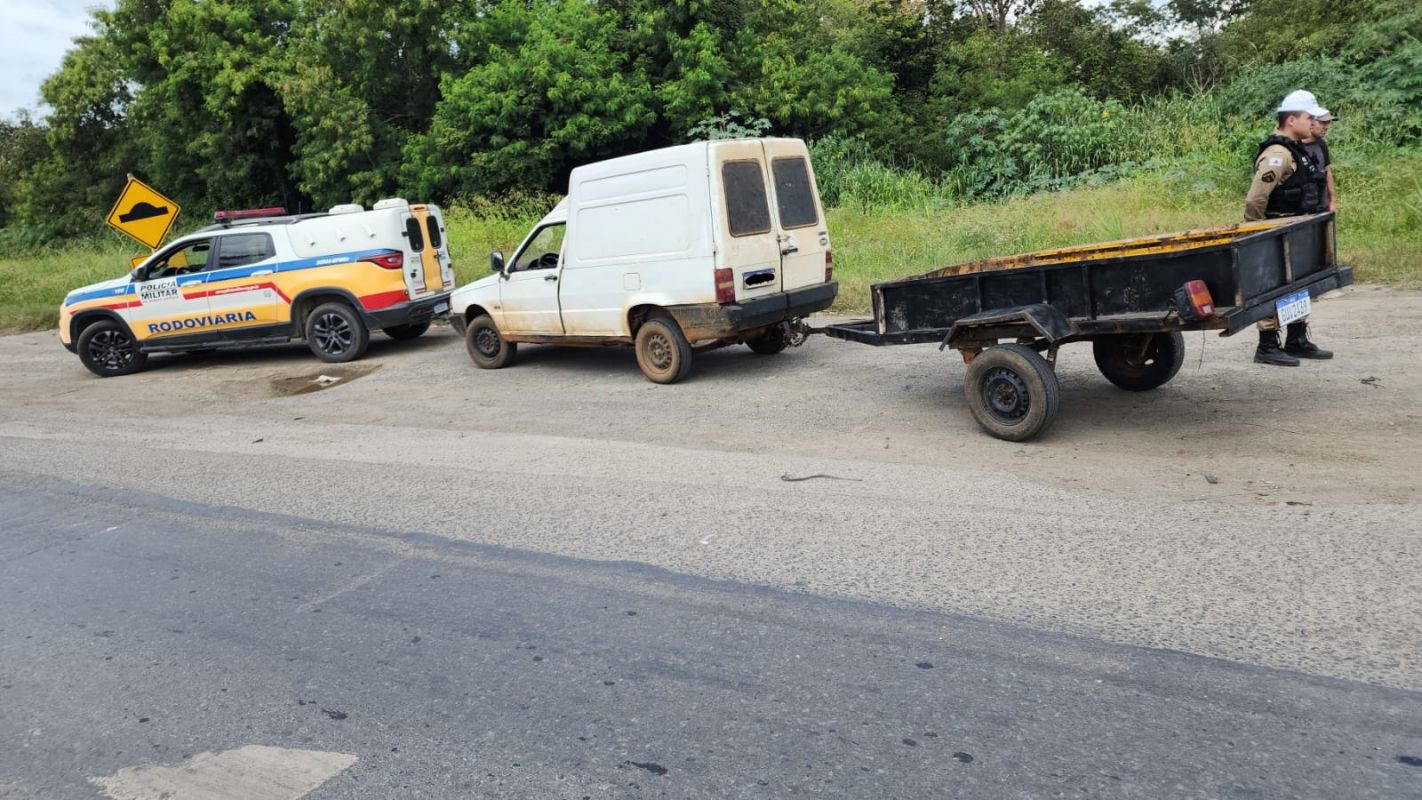 CONDUTOR É PRESO POR CONDUZIR VEÍCULO COM REBOQUE IRREGULAR NA BR 354 EM ARCOS