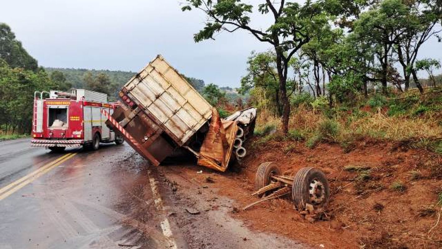 Motorista de carreta morre em acidente na BR-354 entre Arcos e Formiga