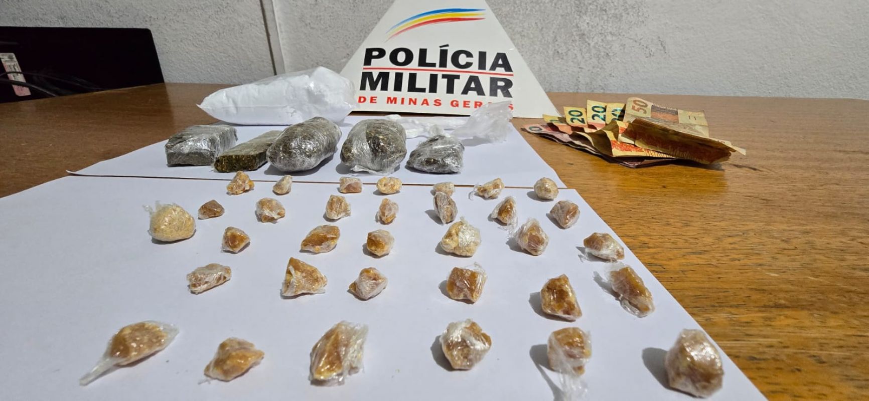 PM APREENDE GRANDE QUANTIDADE DE DROGAS NO BAIRRO BURITIS EM ARCOS