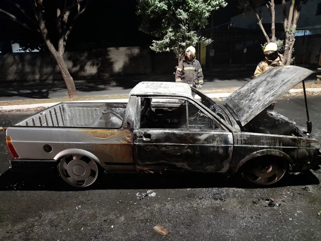 Bombeiros combatem incêndio em veículo no Bairro Santo Antônio em Arcos