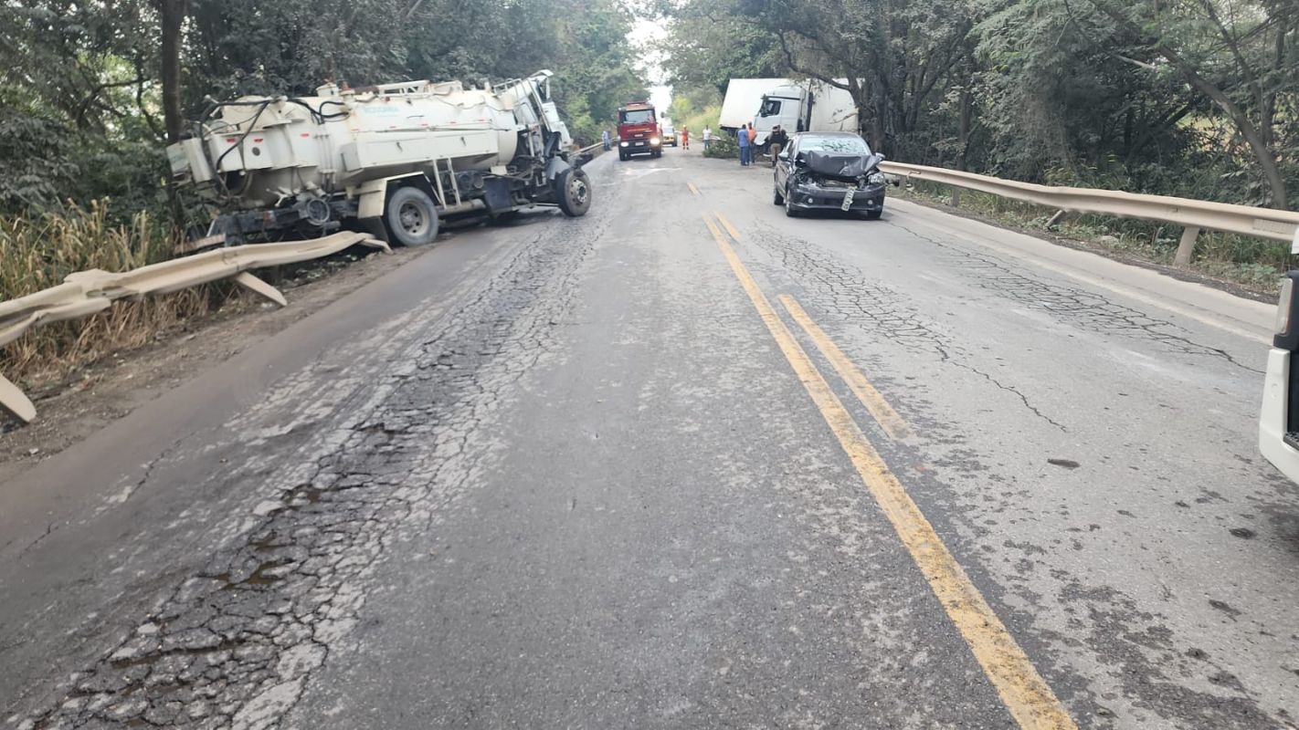 TRÊS VEÍCULOS SE ENVOLVEM EM ACIDENTE NA BR-354 ENTRE ARCOS E IGUATAMA