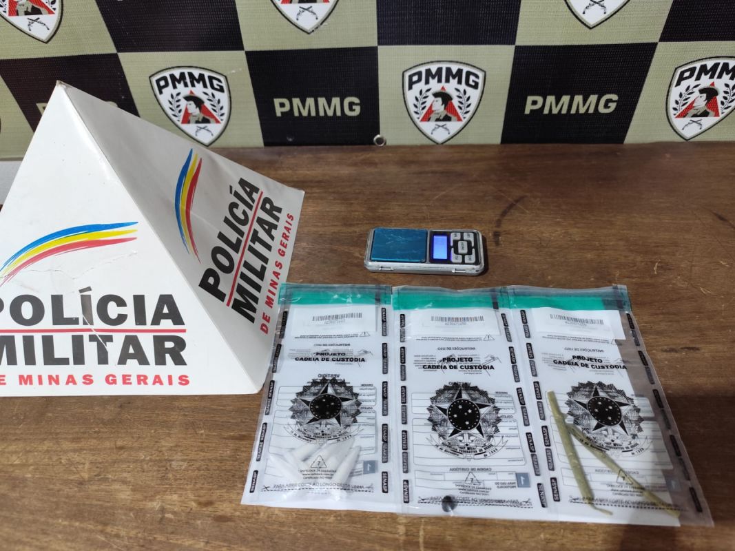 HOMEM É PRESO POR TRÁFICO DE DROGAS NO BAIRRO VILA BOA VISTA EM ARCOS