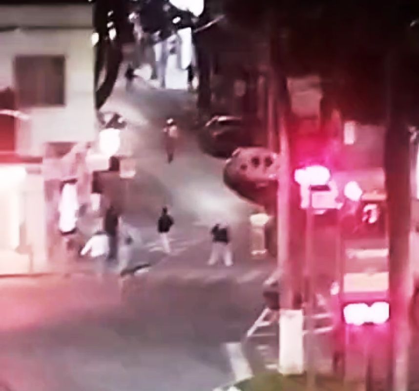 Cidadão em surto psicótico mobiliza Polícia Militar e Corpo de Bombeiros em Arcos