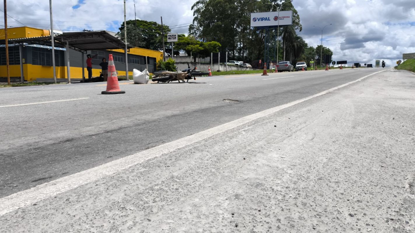 MOTOCICLISTA FICA FERIDO EM COLISÃO ENTRE AUTOMÓVEL E MOTOCICLETA NA MG-050 EM FORMIGA