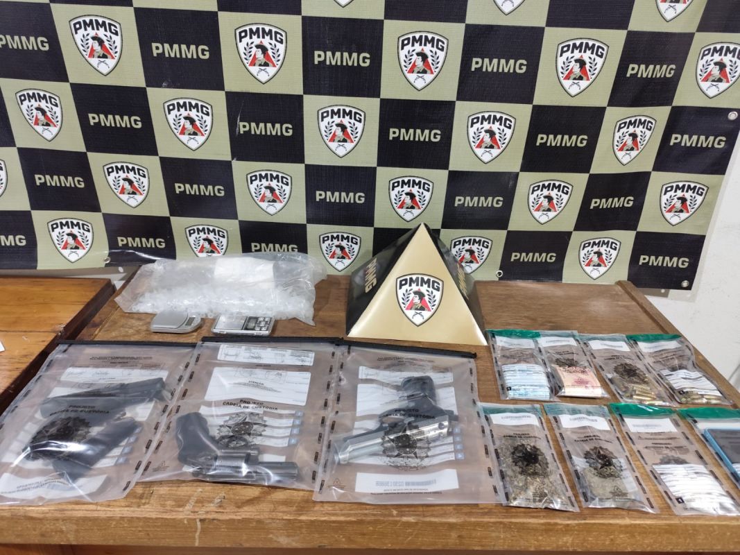 Polícia Militar apreende armas de fogo, munições e drogas em Arcos