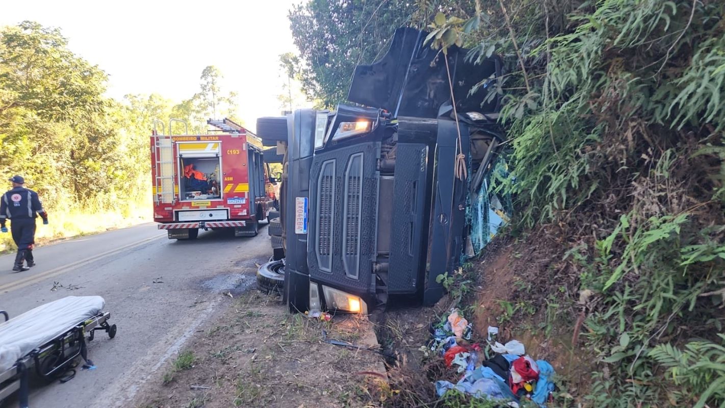 MOTORISTA FICA GRAVEMENTE FERIDO EM TOMBAMENTO DE CARRETA NA MG-164 EM ITAPECERICA