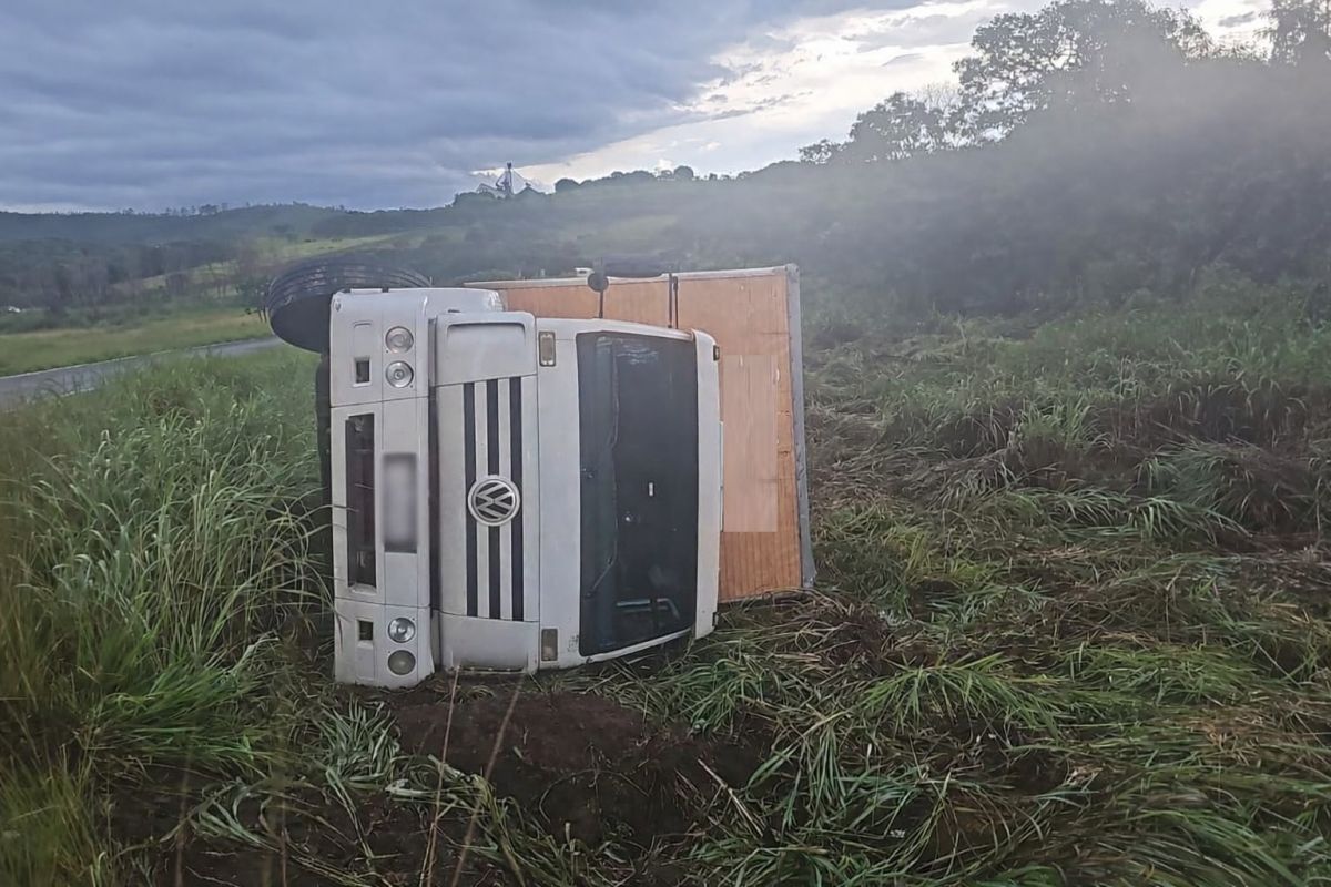 CAMINHÃO TOMBA NO TREVO DE FORMIGA