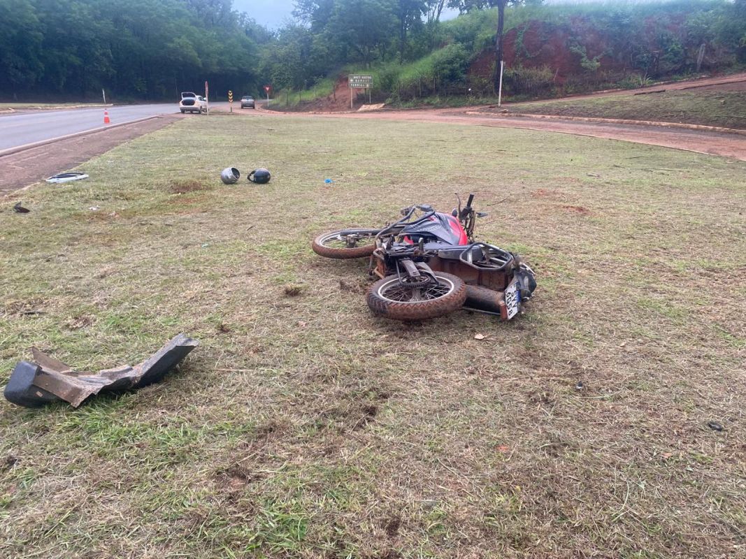 MOTOCICLISTA FICA GRAVEMENTE FERIDO EM ACIDENTE NA BR-354 EM IGUATAMA