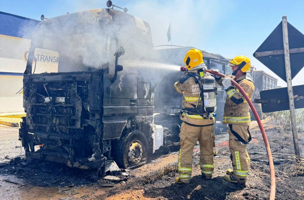 INCÊNDIO DESTRÓI CARRETA NAS MARGENS DA BR-354 EM ARCOS