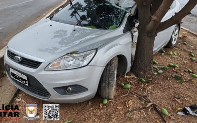 Motorista fica ferido ao bater em árvore na BR-354 em Arcos