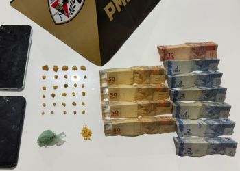 POLÍCIA MILITAR DE BAMBUÍ PRENDE INDIVÍDUOS POR TRÁFICO DE DROGAS, NO BAIRRO LAVA-PÉS