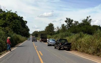 DOIS IDOSOS FICAM FERIDOS APÓS COLISÃO TRASEIRA ENTRE DOIS VEÍCULOS NA BR 354 EM BANBUÍ