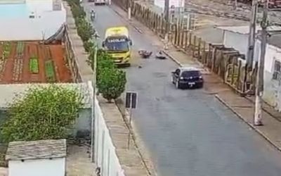 CASAL FICA FERIDO AO BATER EM ÔNIBUS ESCOLAR PRÓXIMO AO QUARTEL DA PM EM ARCOS