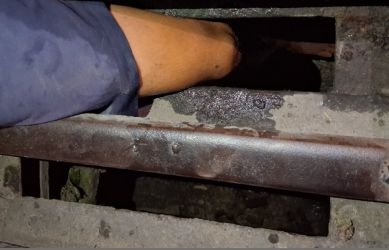 CRIANÇA FICA COM A PERNA PRESA EM BUEIRO NO BAIRRO NOVO SÃO JUDAS EM ARCOS