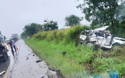ATUALIZADO - Duas pessoas morrem em acidente entre carro e caminhão na BR-354 próximo ao Posto Juá  em Arcos