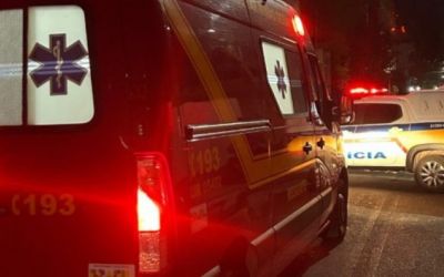 DOIS FICAM FERIDOS EM ACIDENTE ENVOLVENDO DUAS MOTOS NO CENTRO DE ARCOS